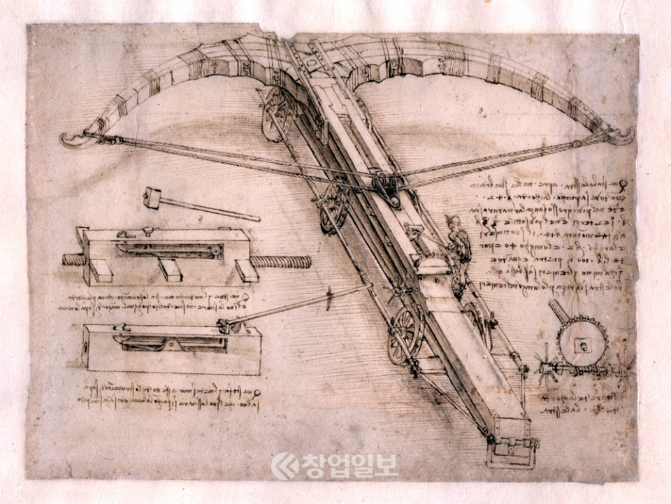 레오나르도다빈치의 천재성은 그의 메모에서 시작한다. 싱가포르의 복합리조트 마리나베이 샌즈가 운영하는 ‘아트사이언스 뮤지엄’이 지난 2015년 전시한 ‘다반치: 미래의 설계전’ 중 레오나르도 다빈치(1452~1519)의 ‘빅 크로스 보우’(1485) 설계도. 사진 제공=마리나베이 샌즈.