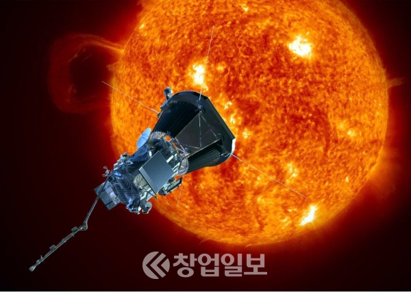 미 나사(NASA)가 태양 대기 탐사선을 2018년 여름에 발사할 계획이라고 발표했다. 사진은 존스 홉킨스 대학 응용물리 실험실이 제작한 상상도로 탐사선 플러스(SPP)가 뜨거운 태양으로 접근하고 있다. 사진 AP