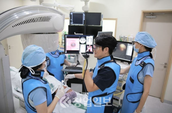부산대학교병원은 권역호흡기전문질환센터(이하, 호흡기센터) 호흡기알레르기내과에서 국내 최초로 가상 기관지내시경 네비게이션(virtual bronchoscopy navigation, LungPoint) 장비를 도입했다고 17일 밝혔다. 사진 부산대병원 제공.