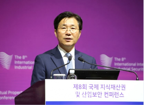 지난 7일 성윤모 특허청장이 서울 소공동 웨스틴조선호텔 그랜드볼룸에서 열린 '제8회 국제 지식재산권 및 산업보안 컨퍼런스'에서 환영사를 하고 있다. 사진=특허청 제공.
