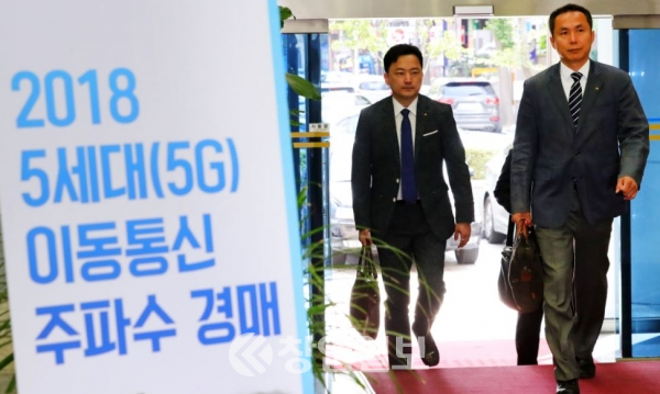 김순용 KT 정책협력담당 상무가 지난 15일 오전 경기 성남시 한국정보통신기술협회에서 열린 2018 5세대(5G) 이동통신 주파수 경매에 참여하고 있다. 사진 뉴시스.