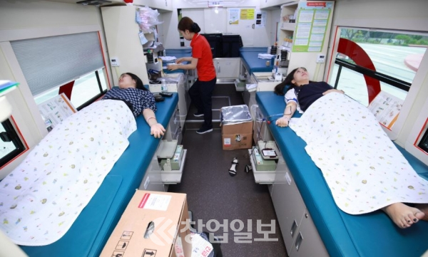 경기도 북부청사에서 근무하는 직원을 대상으로  '사랑의 헌혈'을 하고 있다. 사진=경기북부청 제공.