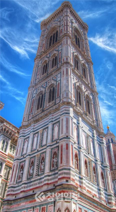 [그림]조토의 '탑'은 조토에 의해 설계된 산타마리아 델 피오레 대성당 광장의 종탑. 그는 이종탑의 완성을 보지 못하고 눈을 감는다.