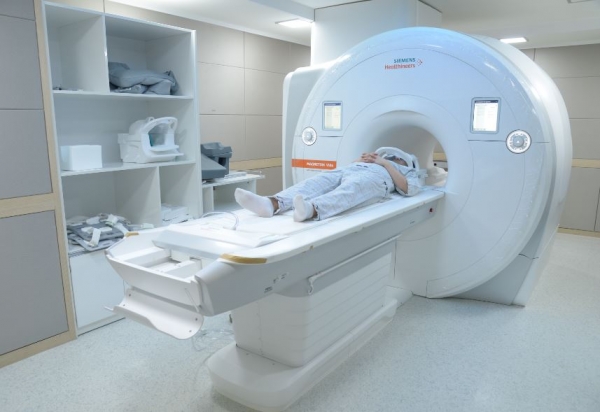 1980년대 발명된 자기공명영상(MRI)는 현대의학에서 없어서는 안될 의료기기이다. 사진 부산백병원 제공.