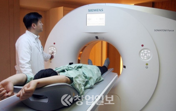 3세대 듀얼 소스 CT는 두 개의 X선관과 두 개의 측정기를 동시에 이용하는 방식을 통해 빠른 검사, 최소의 방사선 피폭, 정확한 영상진단이 특징이다. 사진=울산대병원 제공.