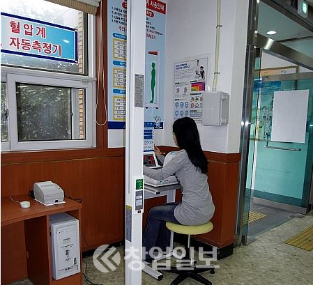 주민센터는 비치된 자동혈압측정기. 사진 울산남구 제공.