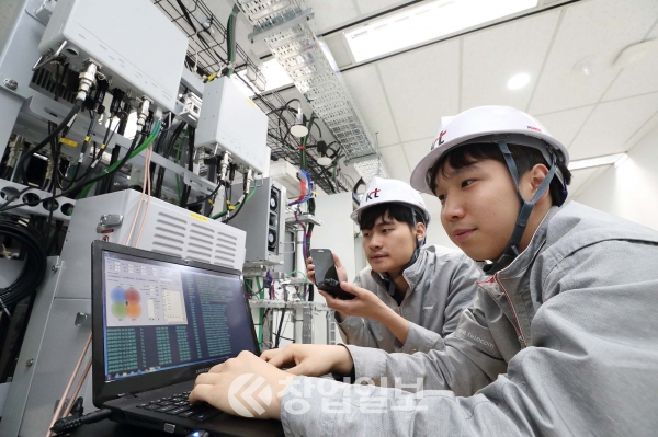 서울 우면동에 위치한 KT 공공안전통신망 기술검증센터에서 연구원들이 재난망 통신을 테스트하고 있다. 사진=KT 제공