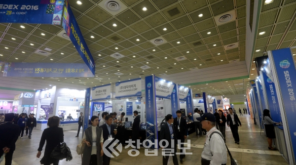 오는 24일부터 3일간 서울 삼성동 코엑스에서 2018반도체 대전이 열린다.