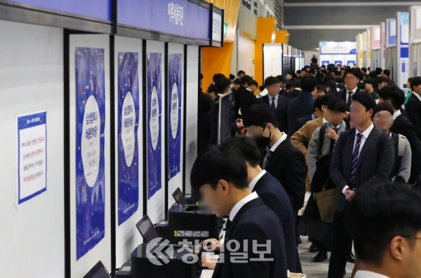 실업자수가 13년만에 최고를 기록했다. 12일 오전 서울 서초구 aT센터에서 열린 2018 삼성협력사 채용한마당이 많은 구직자들로 붐비고 있다.