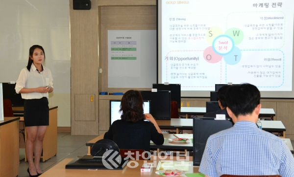 서울 성동구 덕수고등학교에서 열린 ‘제3회 전국상업경진대회’에 참가한 한 학생이 자신의 창업아이템을 발표하고 있다. 사진 뉴시스