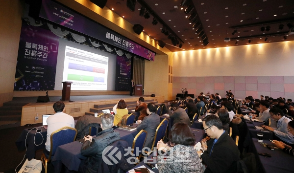 과학기술정보통신부가 주최한 '2018 블록체인 진흥주간' 개막행사가 열린 11월 26일 오전 서울 강남구 과학기술회관에서 쵸 토시야 히타치 파이낸셜 인포메이션 센터장이 기조강연을 하고 있다.