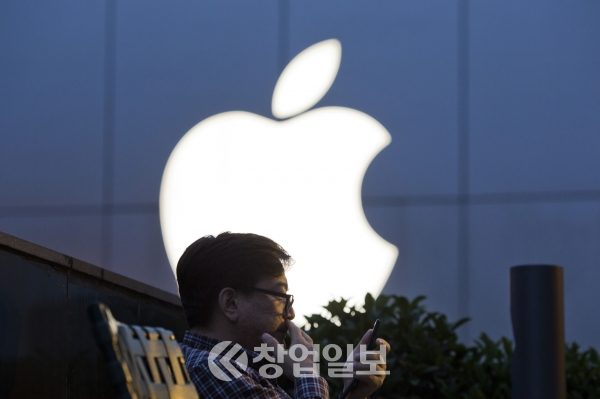 애플 아이폰 최신폰이 중국에서 대폭 할인된 금액에 팔리고 있다. 지난 해 5월 베이징 중심가에서 한 고객이 전화기를 사용하고 있다. AP뉴시스