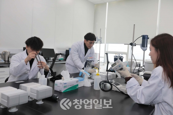 LG전자 식품과학연구소 연구원이 김치의 품질을 결정하는 산도를 측정하고 있다. 사진=LG전자 제공