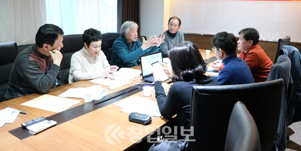 한밭대의 SSR 활성화 워크숍에서 대전 지역 중·고교 및 대학, 중소기업 임원진들이 모여 회의를 하고 있다.