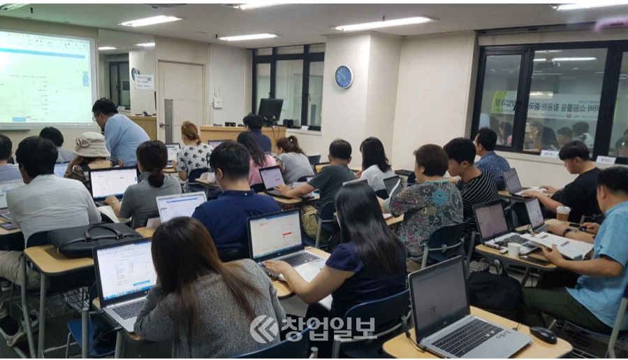 소상공인시장진흥공단은 소상공인 재창업패키지 교육기관을 10일까지 모집한다.
