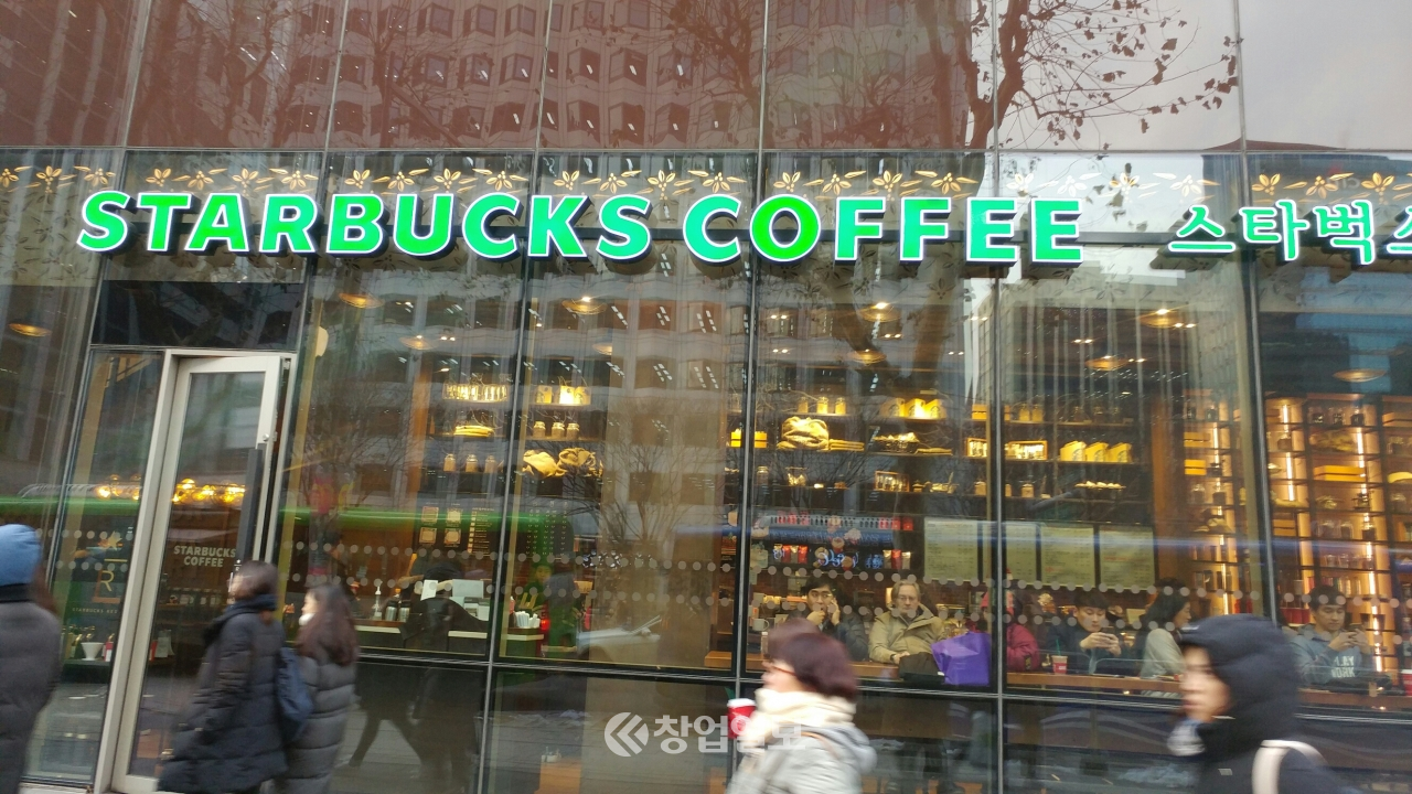 스타벅스가 지난해 커피 프랜차이즈 매출 1위를 차지했다.