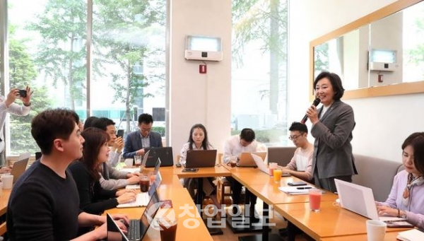 박영선 장관이 9일 오전 서울 여의도 중소기업중앙회 1층 커피숍에서 기자들과 티타임을 하고 있다. 사진=중소벤처기업부 제공