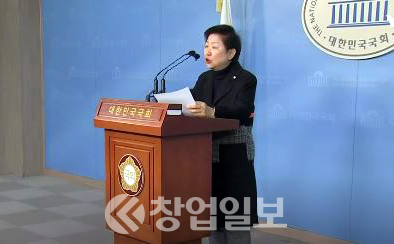 박인숙 자유한국당 의원이 16일 국회 정론관에서 총선 불출마를 선언하는 기자회견을 했다.