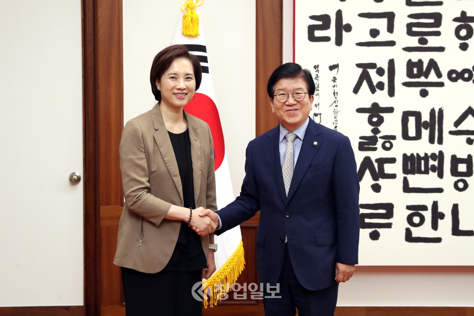 박병석 국회의장이 유은혜 사회부총리를 예방했다.