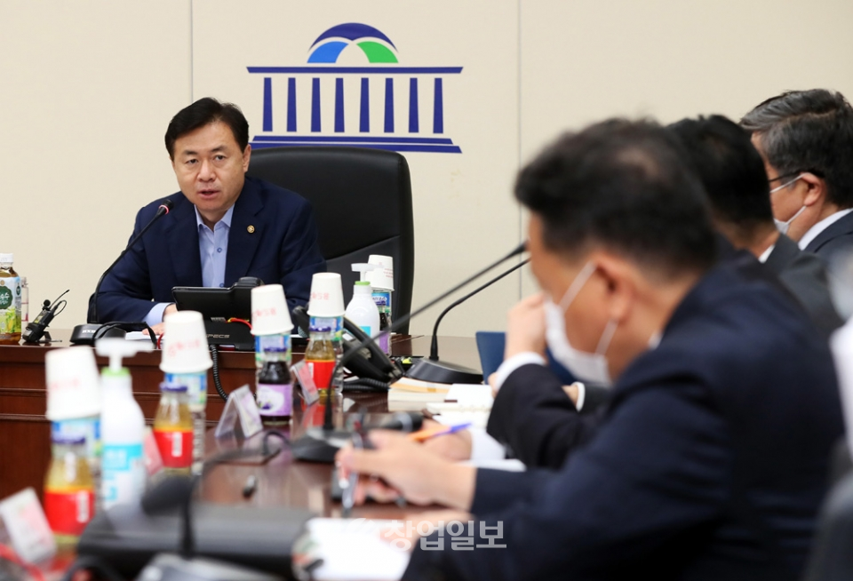 김영춘 국회 사무총장이 취임후 첫 수서회의를 개최했다.