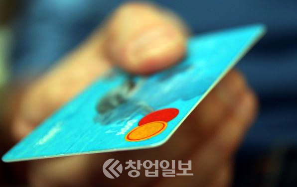 정부가 올해 창업한 영세사업자에 신용카드 및 체크카드 등 카드수수료를 환급해준다.