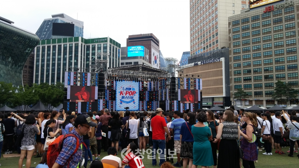 서울시청광장에서 외국인들이 K-POP 공연을 관람하고 있다.