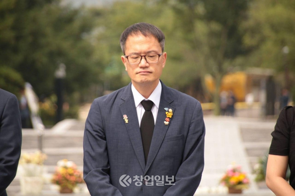 박주민 더불어민주당 당대표 후보는 31일 김해 봉하마을을 찾고 노무현 대통령의 묘역을 참배했다.
