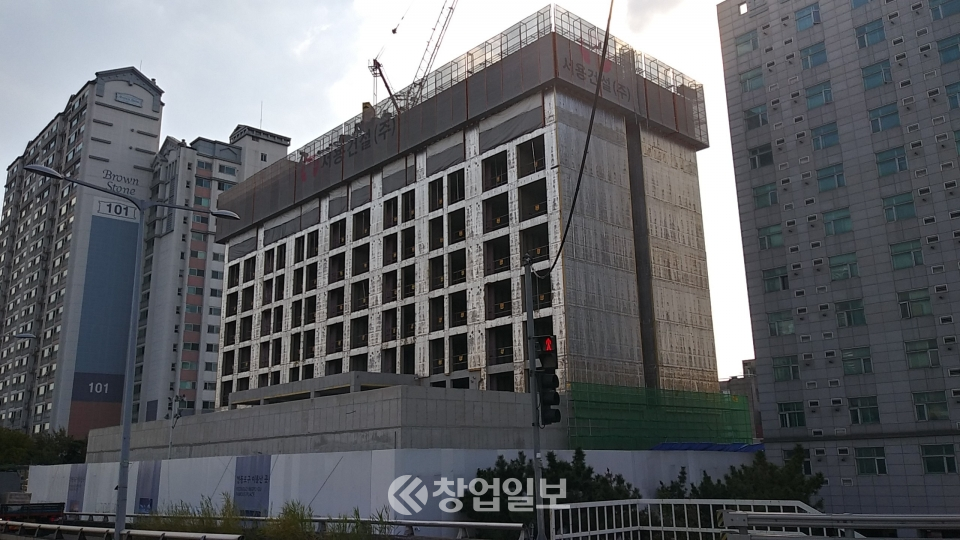 서울 아파트값이 3년전에 비해 54.7% 올랐다. 강남구의 경우 평당 1728만원이 급등했다.