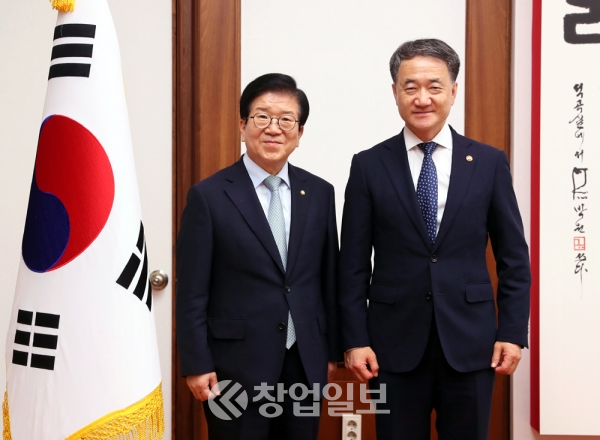 박병석 국회의장은 4일 박능후 보건복지부 장관을 만나 코로나19 극복을 위한 보건복지부의 노고를 치하했다.