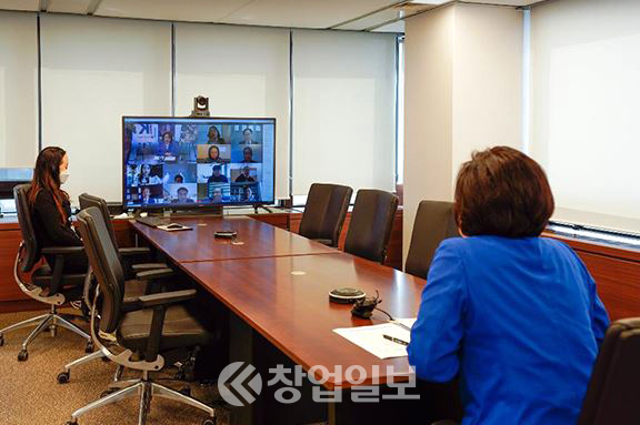 박영선 중소벤처기업부 장관이 지난 4월 정부 최초로 열린 온라인 IR에 참여하고 있다.(사진=중소벤처기업부 제공