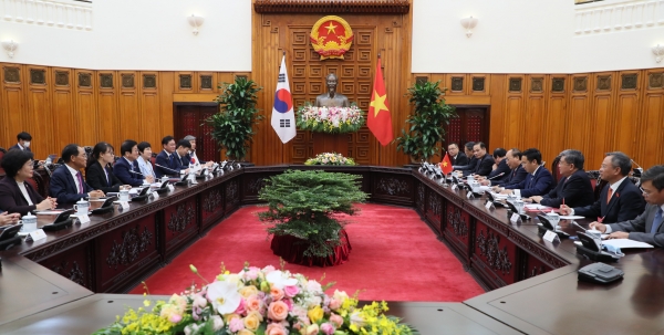 박병석 국회의장과 응우옌 쑤언 폭 베트남 총리가 면담을 하고 있다.