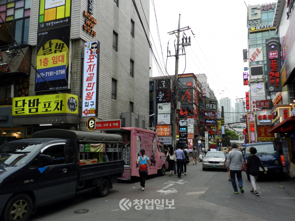 24일 0시부터 수도권에 사회적 거리두기 2단계가 실시된다. 이에따라 유흥시설 등 소상공인의 영업활동에 많은 변화가 있을 것으로 보인다. 사진 서울 강남역 인근의 포차거리.
