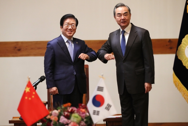 박병석 국회의장과 왕이 중국 국무위원겸 외교부장이 27일 국회 사랑재에서 만남을 가졌다.