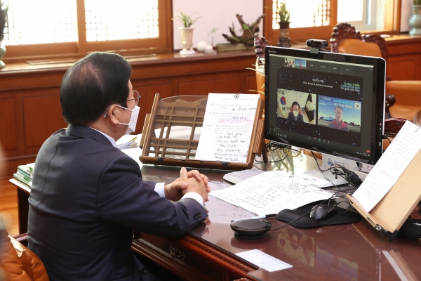 박병석 국회의장은 9일 남극장보보기자에 근무하는 연구원들과 화상통화를 갖고 건강과 안녕을 기원했다.