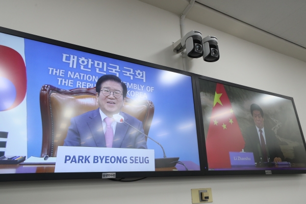 박병석 국회의장은 22일 "언택트 시대를 맞아 한중일 국회의장 회담을 하자"고 제안했다.