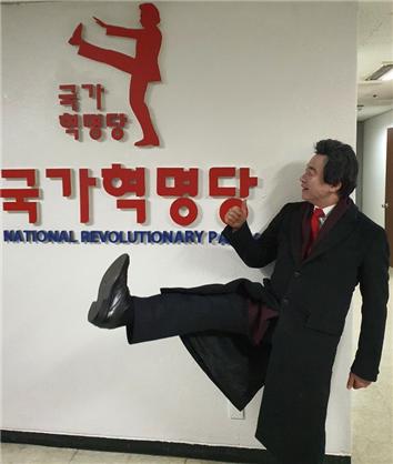 국가혁명당 허경영 대표가 23일 기자회견을 갖고 "서울시장 월급을 받지 않고 판공비 100억원을 본인돈을 쓰겠다"고 말했다.