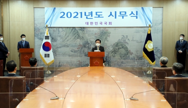 박병석 국회의장이 4일 시무식을 갖고 국회 중장기 어젠다위원회가 내년 새 정부에 연구결과물을 제시할 수 있을 것이라고 말했다.