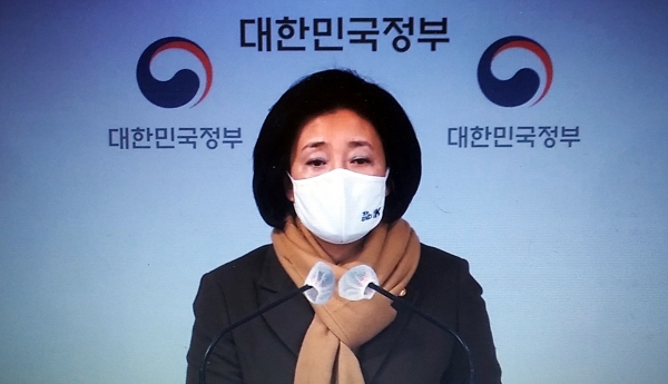 박영선 중소벤처기업부 장관은 12일 '소상공인 버팀목 자금'이 11일 하룻동안 100만명이 넘는 소상공인들에게 지급됐다고 밝혔다. e브리핑.