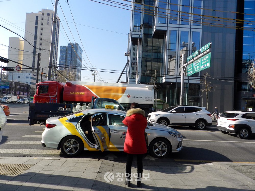 노웅래 더불어민주당 의원이 5일 서울도 택시환승할인제를 도입해야 한다고 주장했다.