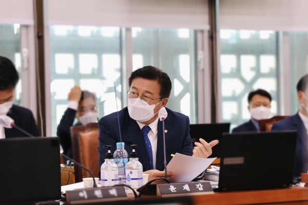 윤재갑 의원이 10일 코로나19로 어려움을 겪고 있는 소상공인들의 세금, 사회보험 등을 유예하는 '소상공인 재도약 패키지'를 대표 발의했다.