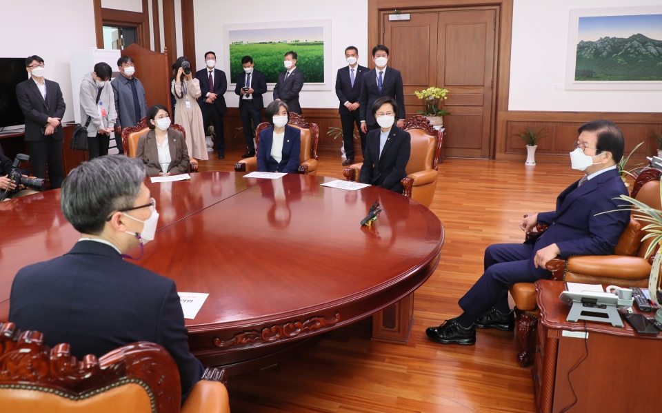 박병석 국회의장이 17일 오전 비교섭단체 원내대표들을 만나 면담을 갖고 LH부동산투기 국회의원 개인정보 동의서를 전달받았다.