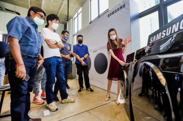 삼성전자가 싱가포르에서 ‘그랑데 AI’와 ‘퀵 드라이브’ 세탁기 신제품을 출시하고, 현지 미디어를 대상으로 체험 행사를 했다.