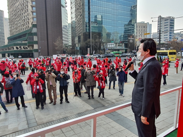 허경영 국가혁명당 서울시장 후보가 25일 서울시청 앞에서 선거유세 운동을 하고 있다.