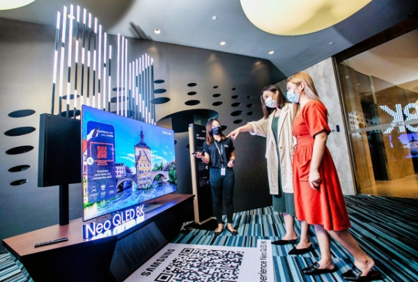 삼성전자가 동남아 시장에 신제품 Neo QLED을 본격 판매에 들어갔다. 싱가포르의 대형 상업지구 메이플트리 비즈니스시티에 마련된 2021년 삼성전자 TV 신제품 행사장에서 현지 미디어와 거래선들이 Neo QLED 신제품을 체험하고 있다.