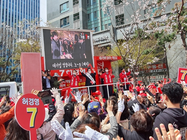 허경영 국가혁명당 서울시장 후보가 1일 낮 서울시 마포구 공덕역 오거리에서 거리유세를 펼쳤다.