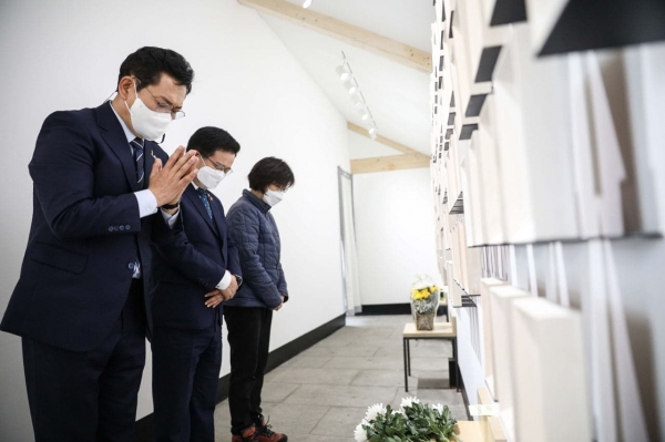 송영길 더불어민주당 당대표 후보가 15일 서울 광화문 세월호 기억공간을 방문하고 희생자들을 참배하고 있다.
