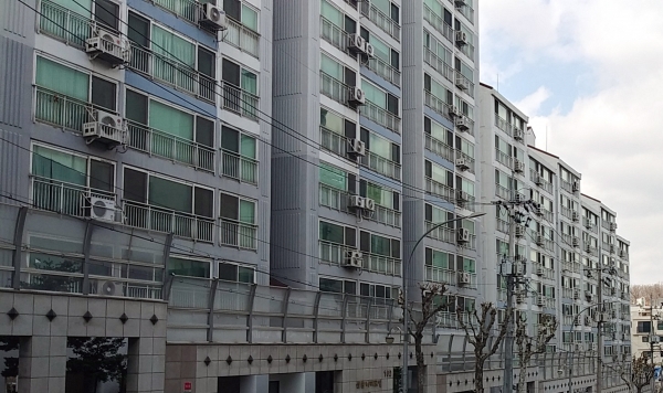 서울 아파트값이 최근 4년동안 2배이상 오른 것으로 나타났다.