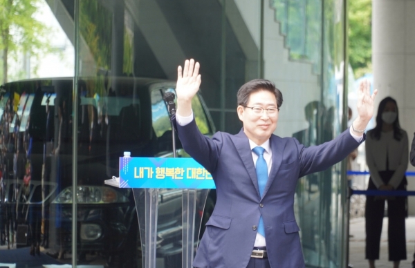 양승조 충남도지사가 12일 제 20대 대통령 선거에 공식 출마를 선언했다. 양 지사는 이날 출마선언문을 통해 "내가 행복한 대한민국을 만들겠다"고 밝혔다.