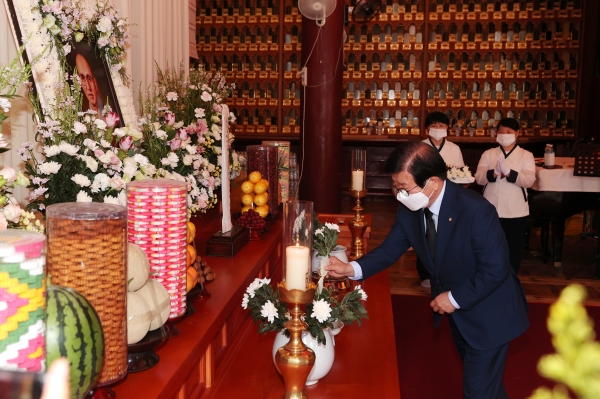 박병석 국회의장이 23일 조계종 월주스님을 조문했다.