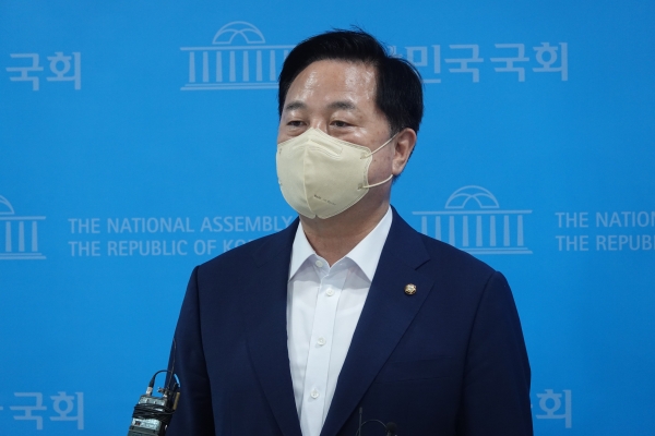 김두관 더불어민주당 대선경선 예비후보가 11일 국회 소통관에서 10대 공약을 발표했다.